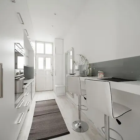 Littlewhiteintheheartofbudapest