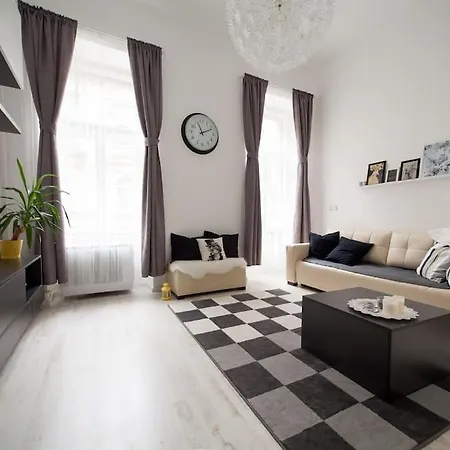 Littlewhiteintheheartofbudapest *